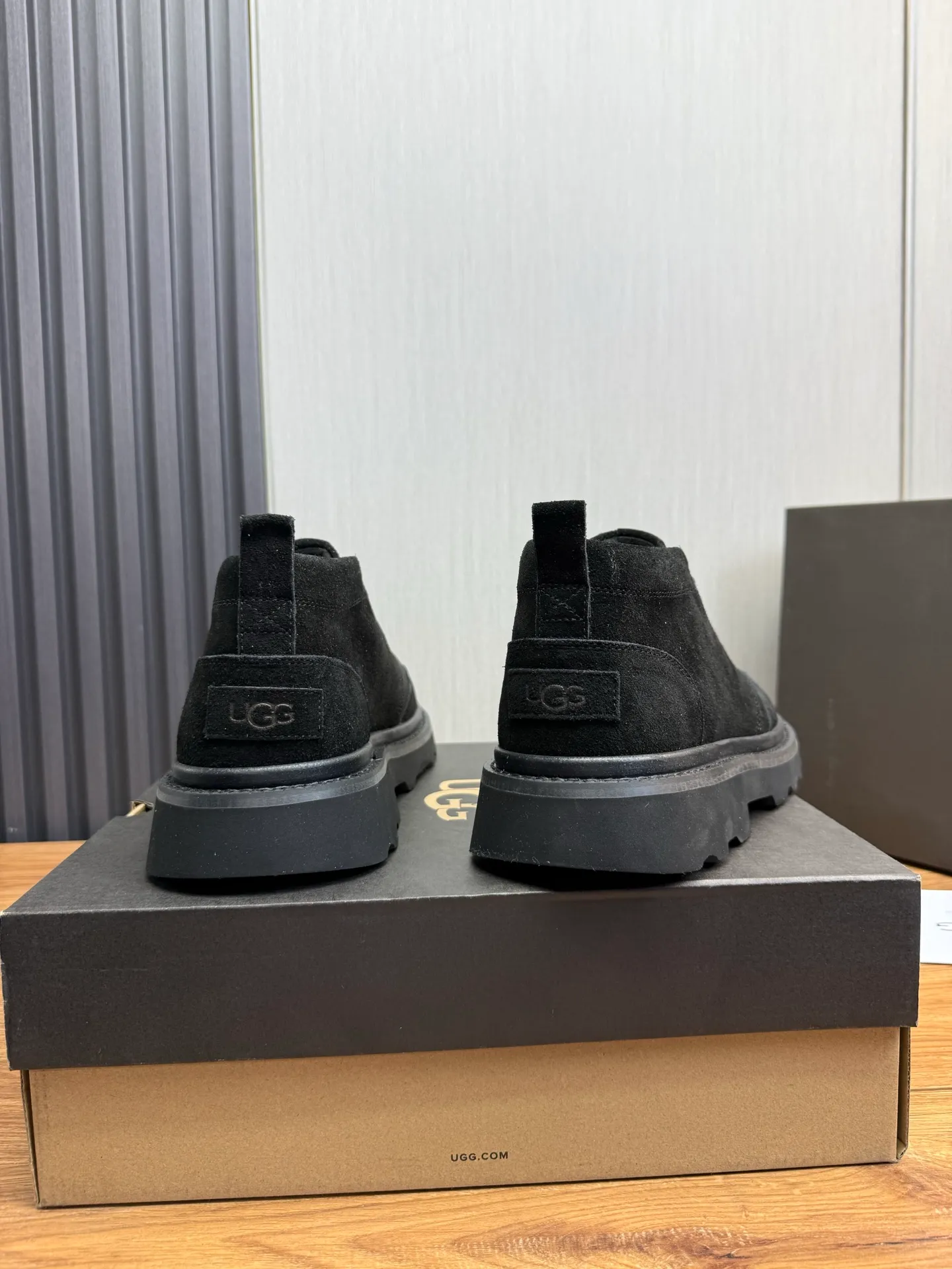 Men's shoes 💰620💰 New UGG fur integrated men's simple and fashionable snow boots. The most worth buying at the end of this year are warm casual shoes. Whether you are out and about at home, their comfortable and warm performance will be your most suitable fashion companion! The material is cowhide upper and imported wool is used inside. Warm and comfortable! The eva+ rubber patch outsole is cushioned, non-slip and wear-resistant, and has good elasticity. It is light and wear-resistant, comfortable and soft, and the new simple cut is more fashionable. It has both practicality and fashion sense, so you no longer have to worry about how to match it in winter, while still maintaining your fashionable taste. High-quality genuine wool. Look at the details for the material! Size: 39-40-41-42-43-44-44 sneaker size